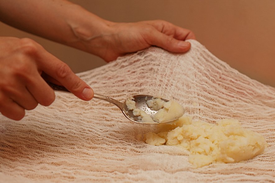 Компресс из сырого картофеля, измельченного и смешанного с медом