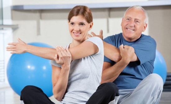 мужчина-и-женщина-делают-лфк-для-рук