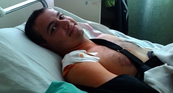 мужчина-с-переломом-ключицы-в-больнице