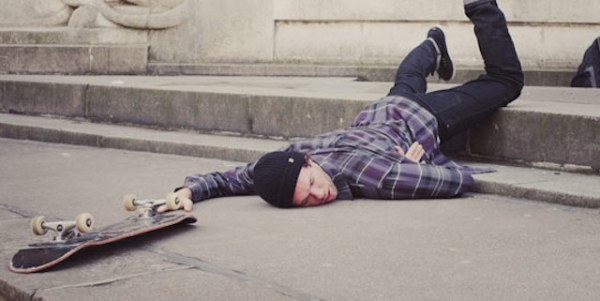 парень-упал-со-скейтборда