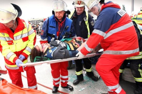 пострадавшего-везут-на-носилках