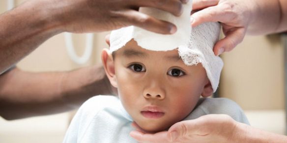 ребенку-бинтуют-голову