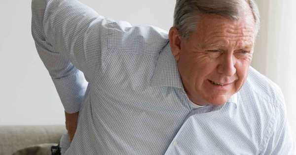 у-пожилого-мужчины-болит-поясница