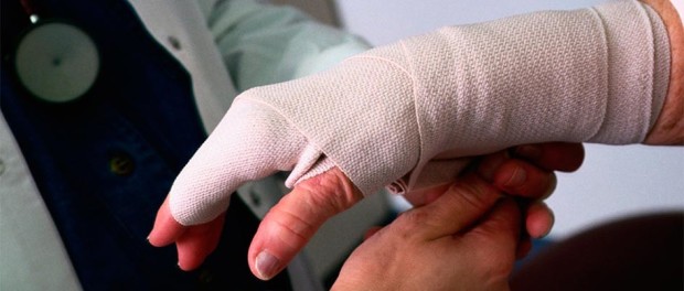 перевязанная рука при ожогах пальцев